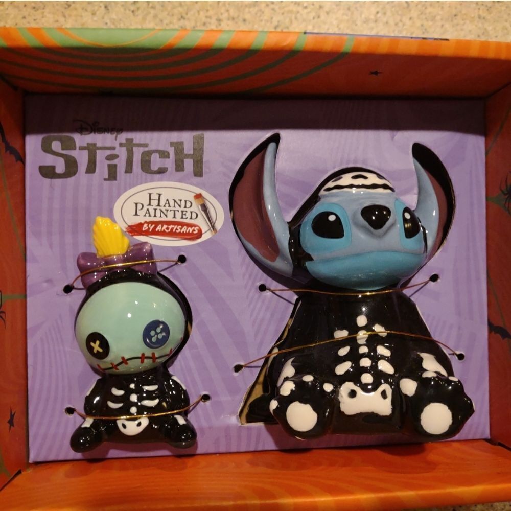👍 Halloween Stitch  Skeleton Salt and Pepper Shakers New. C6